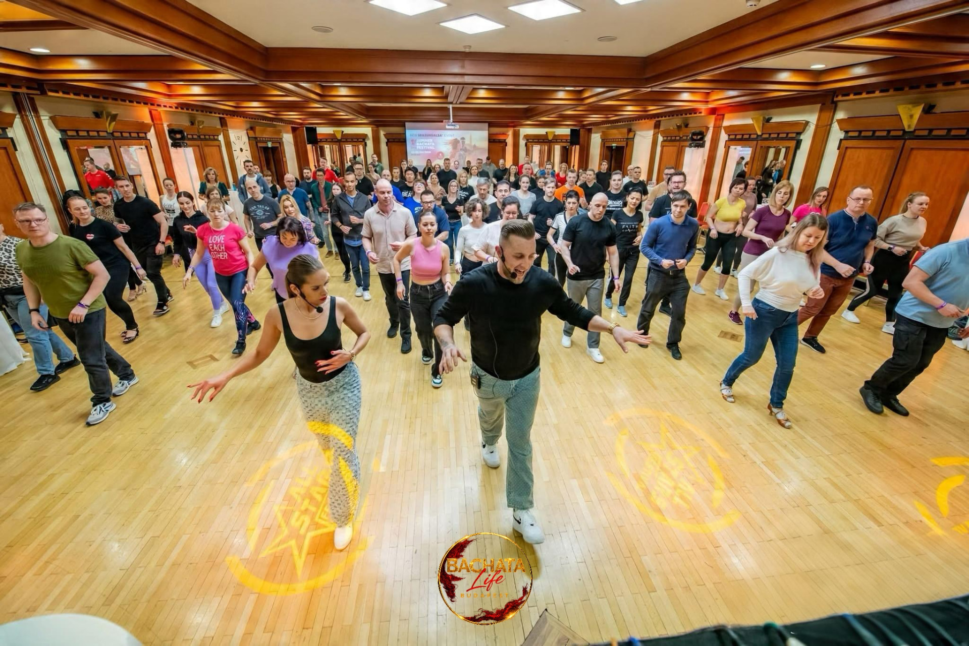 A Bachata Life közösség közös trainingje piros fényben